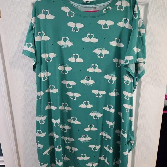 (Bundle Me!) Joysoun Green Swan Sleepshirt- Size 2X/3X - Picture 2 of 5